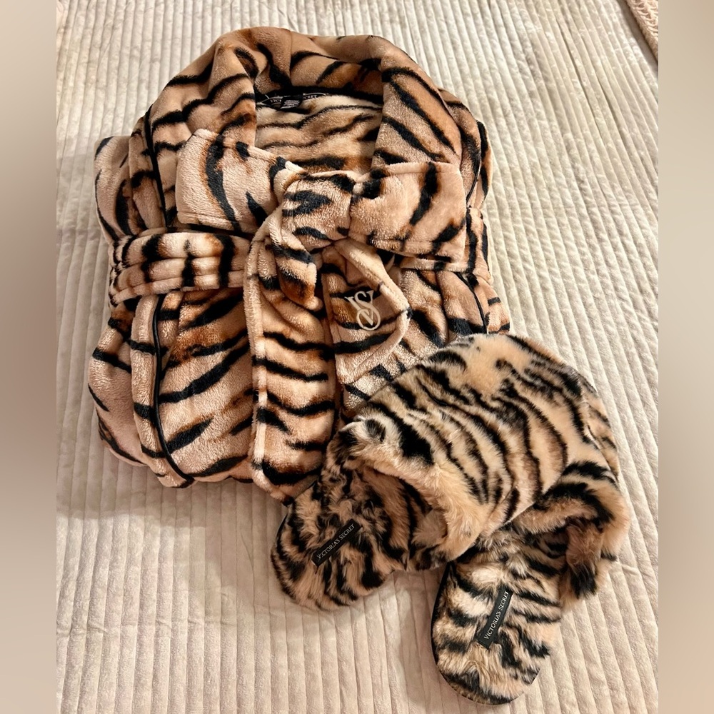Victoria’s Secret XL Robe & L Slippers